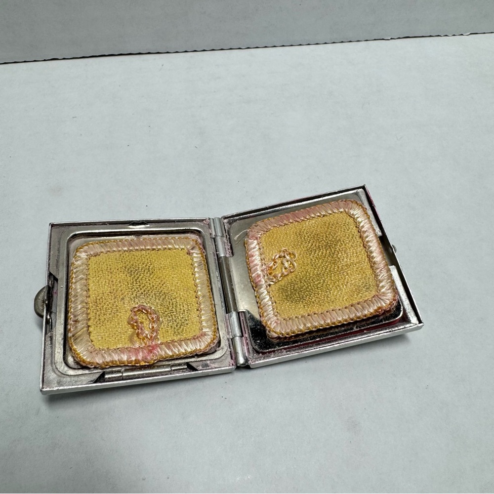 Vintage Vashé Metal Makeup Compact Silver Rouge Blush 1930s 1940s Puff Pad Red - Picture 8 of 9